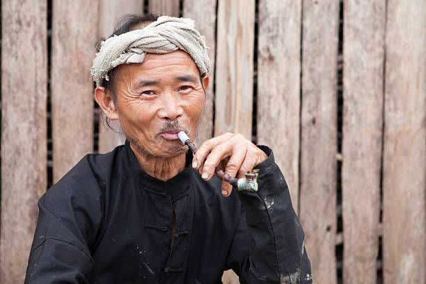 Petani Suku Dong Merokok