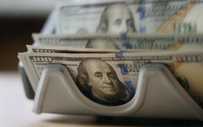 Currency counter detecting fake money