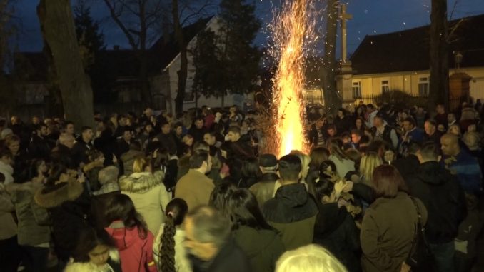 paljenje badnjaka bela crkva