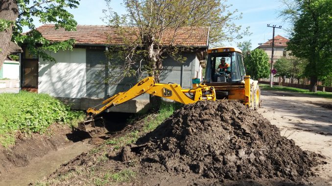 Komunalac ciscenje kanala