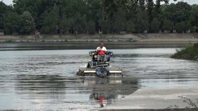 kosenje trave u Gradskom jezeru kosenje trave u Gradskom jezeru