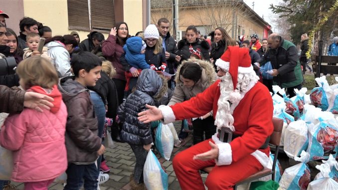 Paketici za decu u Jasenovu