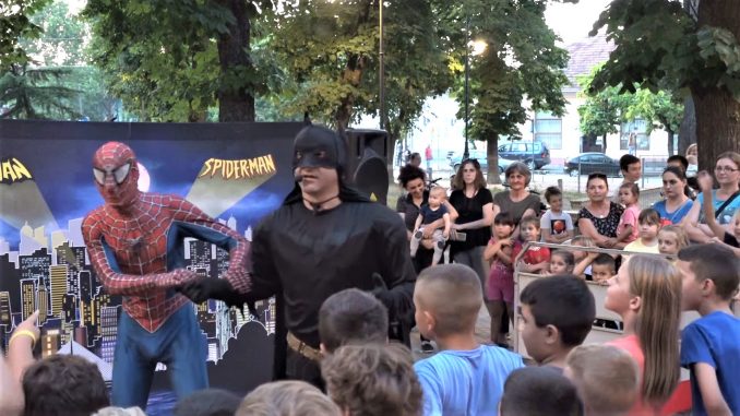 Leto u parku Neobican Superheroj