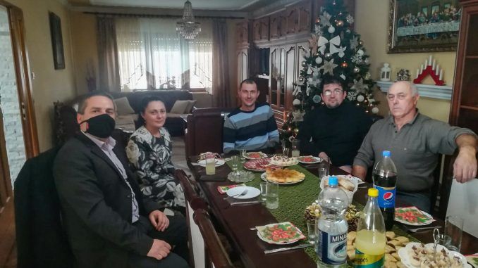 Violeta Simic u poseti porodici Malusev Violeta Simic u poseti porodici Malusev