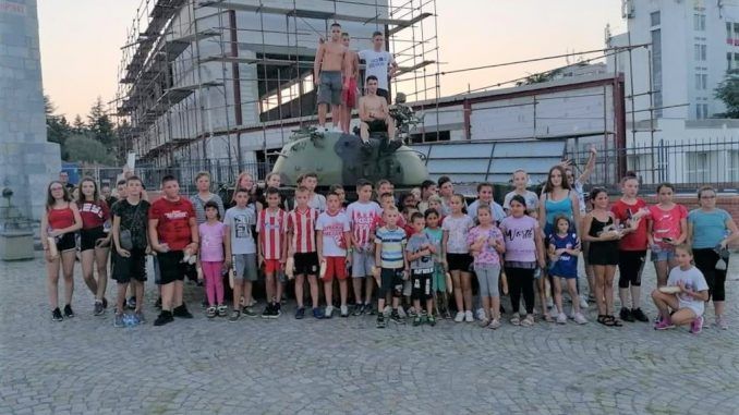 Deca iz Jasenova na fudbalskoj utakmici Deca iz Jasenova na fudbalskoj utakmici