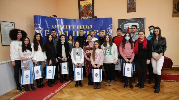 Violeta Simic sa najboljim ucenicima Violeta Simic sa najboljim ucenicima