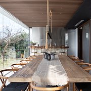 Casa con revestimiento, pérgola y deck en muelle