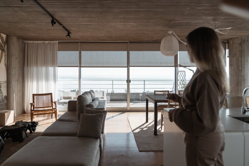 Un departamento donde la vista al río es protagonista