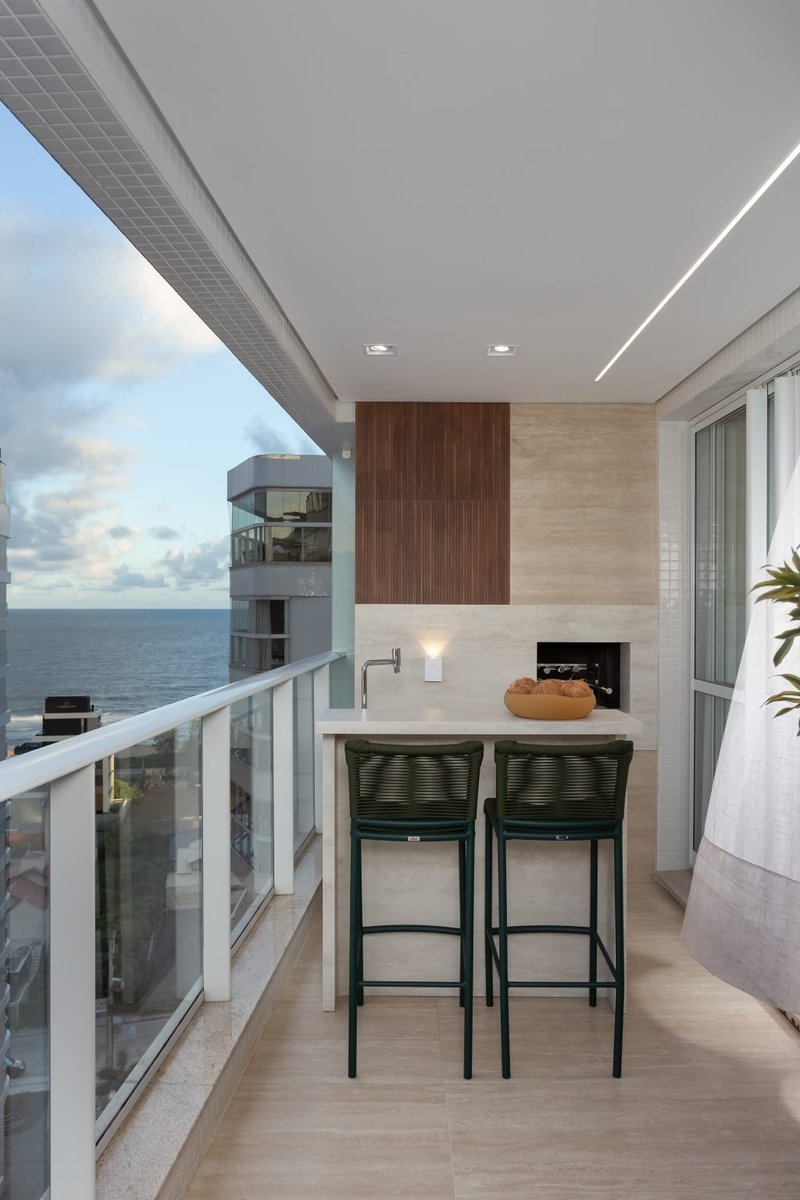 Tranquilidade renovada: Apartamento de 124m² à beira-mar em Praia Brava