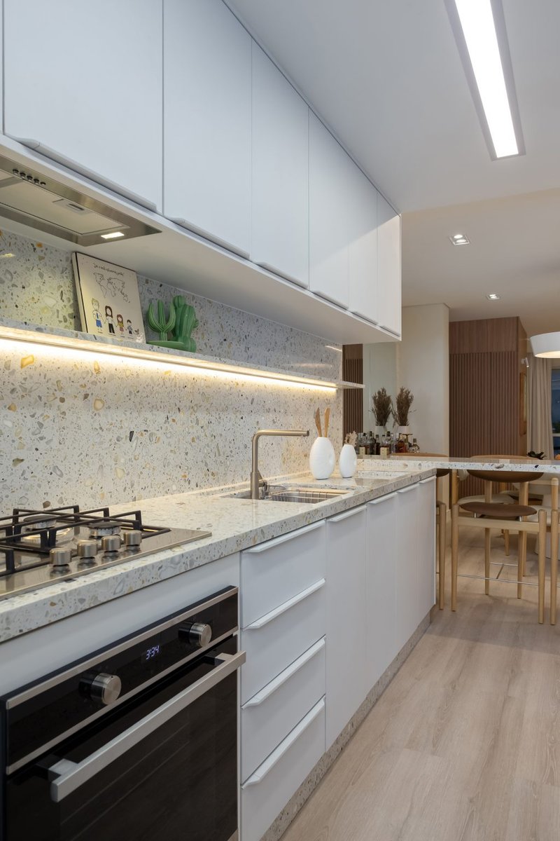 Tranquilidade renovada: Apartamento de 124m² à beira-mar em Praia Brava