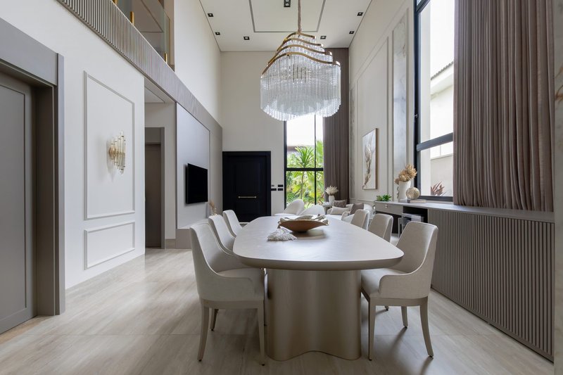 Confira essa casa contemporânea com toques clássicos, segurança e muito conforto