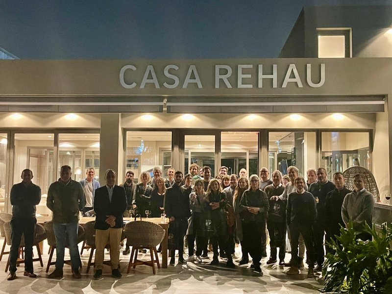 Explorando la Innovación en Arquitectura y Diseño en el Evento de Casa Rehau