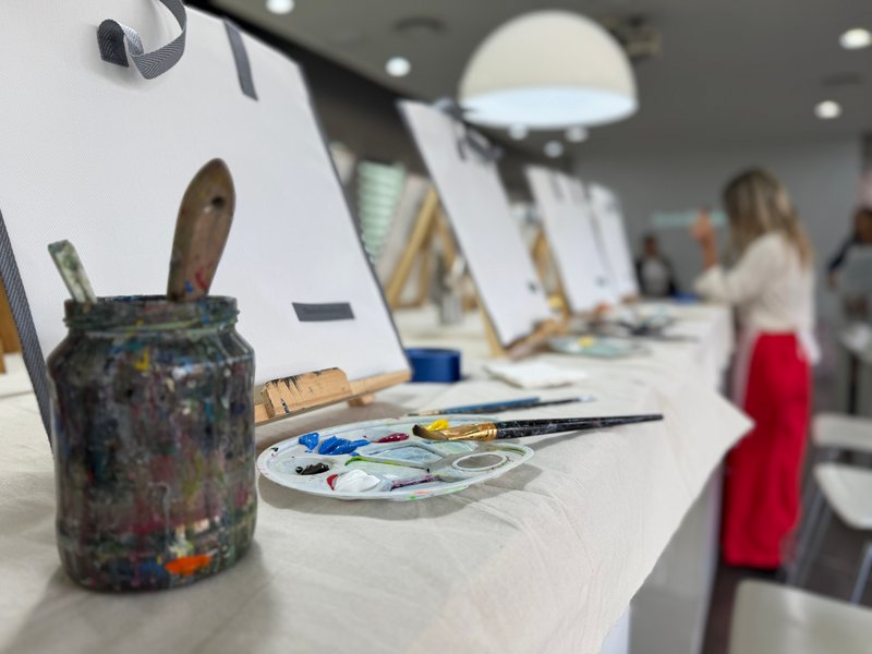 Creatividad en Flor: Mujeres Arquitectas y Diseñadoras Brillaron en la Experiencia de arte en Hunter Douglas