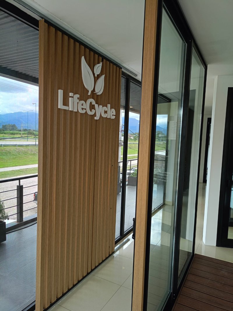 LifeCycle y Modélica presentan su nuevo showroom de productos WPC en Salta