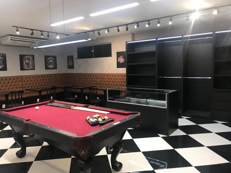Reforma completa: Barbearia renovada com modernidade e estilo