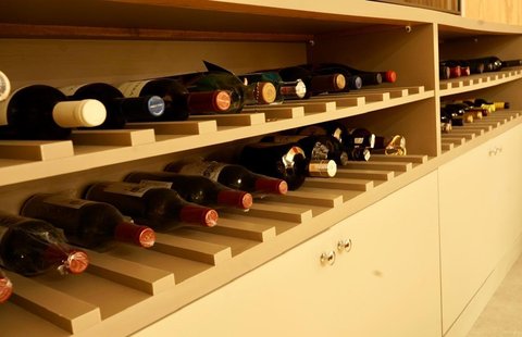 Casa monocromática com adega e muito estilo