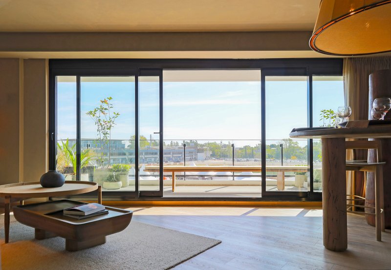 Dos colores que marcan tendencia en aberturas de aluminio: sofisticación y calidez en clave deco