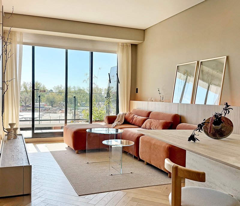 Dos colores que marcan tendencia en aberturas de aluminio: sofisticación y calidez en clave deco
