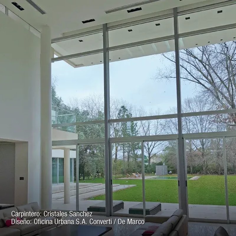 Interiores soñados con fachadas de aluminio en doble altura