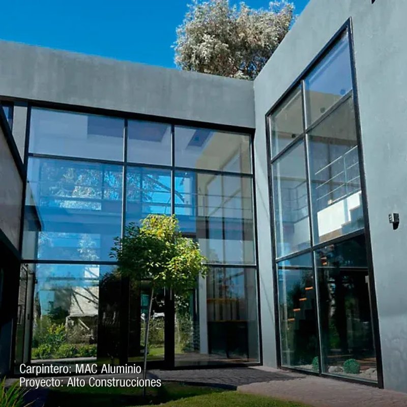 Interiores soñados con fachadas de aluminio en doble altura