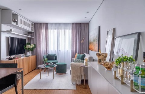 Apto flat de 58 m² tem área social integrada, marcenaria colorida na cozinha e soluções arquitetônicas
