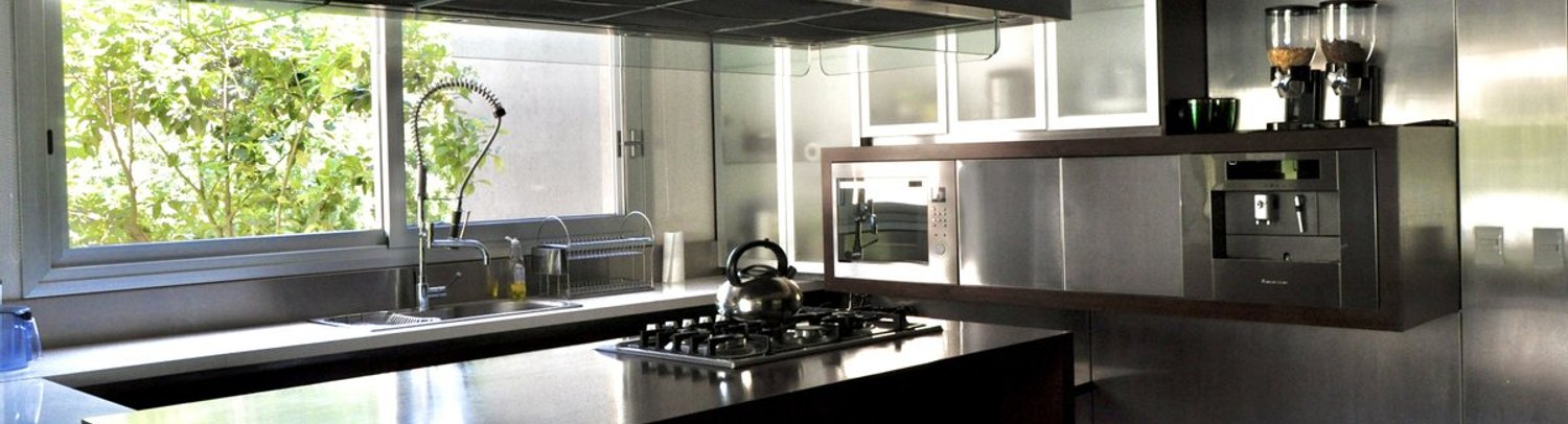 Bachas de cocina: acero, piedra o cuarzo, de apoyo o bajo mesada, cómo decidir