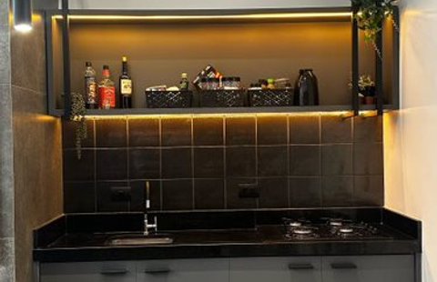 Cozinha compacta e espaço gourmet para receber os amigos