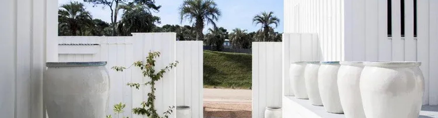 El blanco en la decoración de interiores y exteriores.