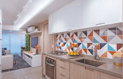 Alta-costura da madeira cintila em morada de um receptivo casal