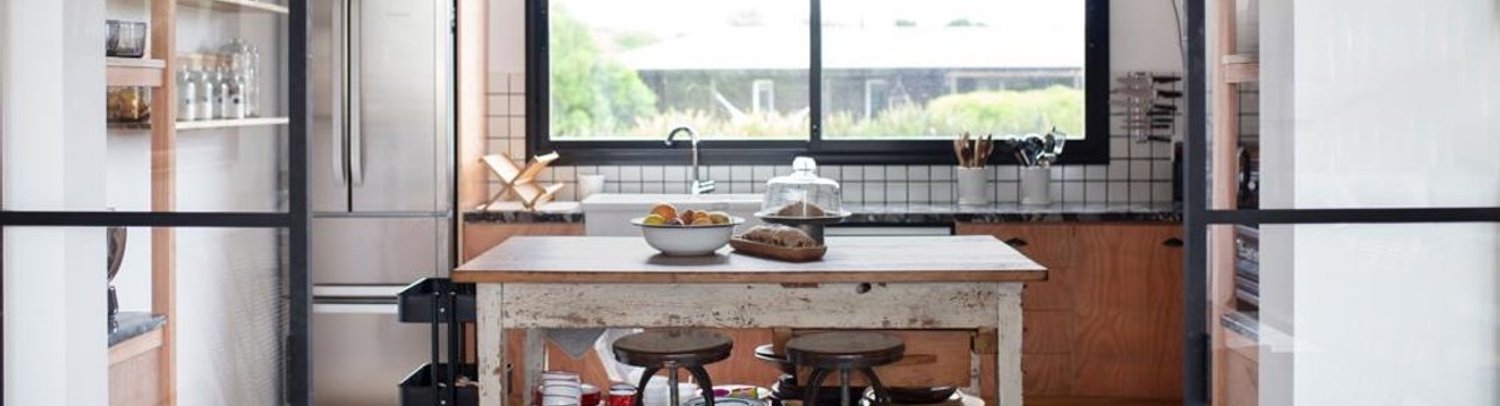 Muebles de cocina: melamina, laqueado o madera, y qué define que duren