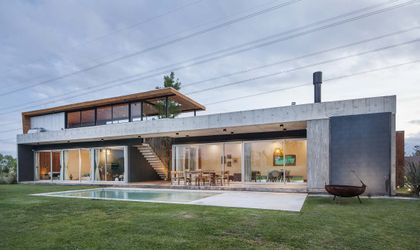Casa moderna de hormigón con piscina y amplios ventanales — proyecto Santa Isabel, por Arfuso Arquitectos, en Ingeniero Maschwitz
