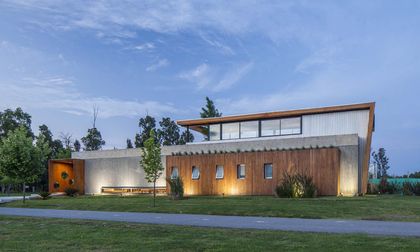 Fachada moderna con paneles de madera y hormigón — proyecto Santa Isabel, por Arfuso Arquitectos, en Ingeniero Maschwitz