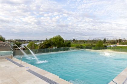 piscina moderna exterior con vista al campo — proyecto Las Caletas, por Arfuso Arquitectos, en Nordelta
