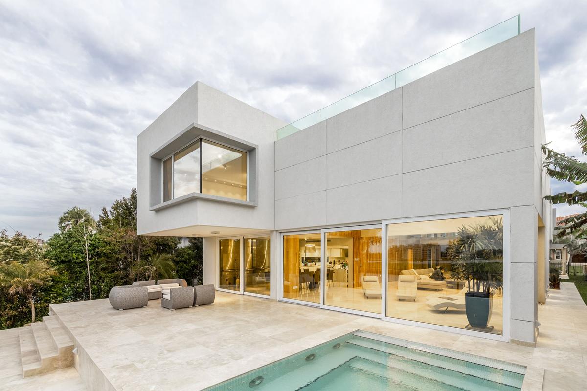 Fachada moderna com piscina e móveis externos — projeto Las Caletas, por Arfuso Arquitectos, em Nordelta