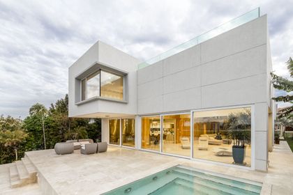 Fachada moderna con piscina y muebles de exterior — proyecto Las Caletas, por Arfuso Arquitectos, en Nordelta