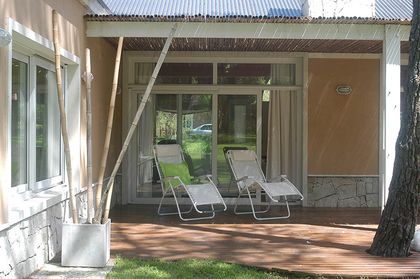 Terraza moderna con deck de madera y bambú — proyecto Casa Cariló 2005, por Hugo Zawadski Arquitectos, en Cariló