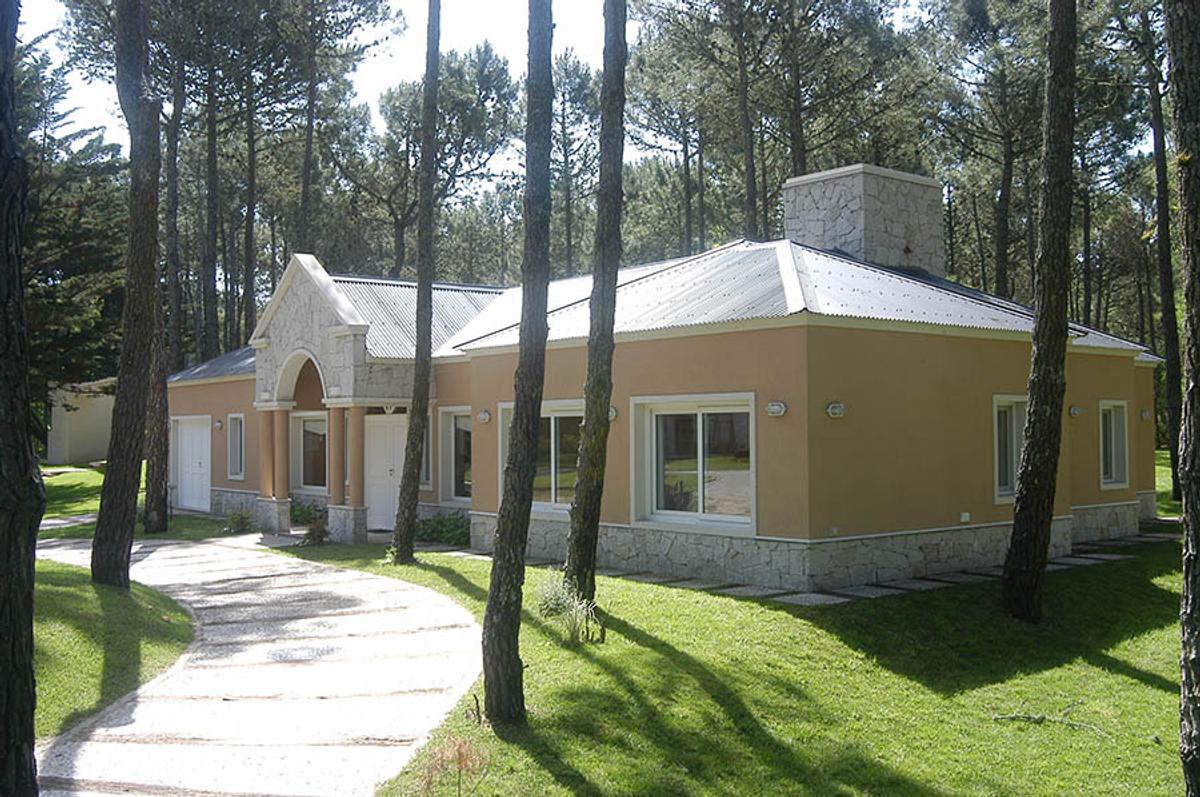 fachada moderna em floresta com pátio — projeto Casa Cariló 2005, por Hugo Zawadski Arquitectos, em Cariló