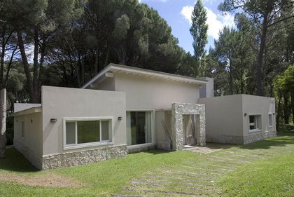 casa moderna rodeada de bosques — proyecto Casa Cariló 2007, por Hugo Zawadski Arquitectos, en Cariló