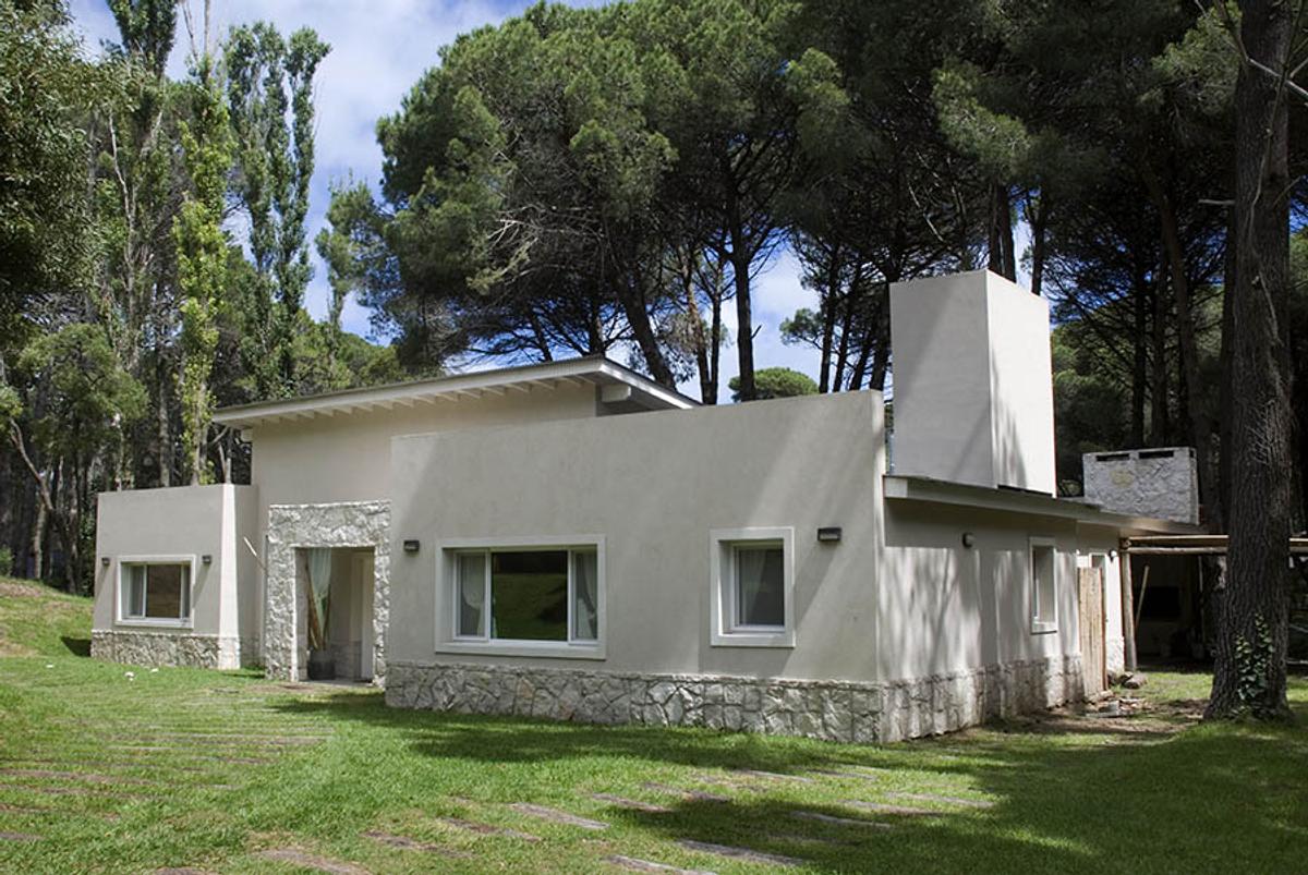 Casa moderna de concreto com janelas grandes na floresta — projeto Casa Cariló 2007, por Hugo Zawadski Arquitectos, em Cariló