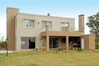 Fachada moderna de casa con amplios ventanales y techo a dos aguas — proyecto Casa El Recodo, por Fhee Construcciones, en Garin