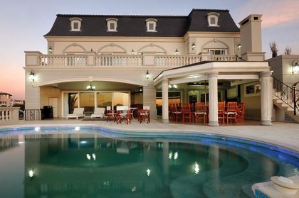fachada mediterranea con piscina y area de comedor exterior — proyecto Casa 4, por Fhee Construcciones, en Nordelta