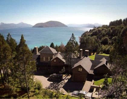 Casa moderna con fachada de piedra y vistas a la montaña — proyecto Corrientes del Nahuel, por Ricardo Pereyra Iraola , en Bariloche
