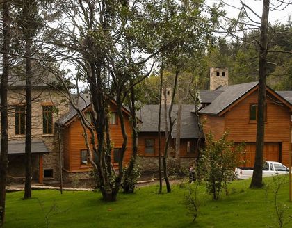 Casa de madera en bosque con estilo rústico moderno — proyecto Corrientes del Nahuel, por Ricardo Pereyra Iraola , en Bariloche