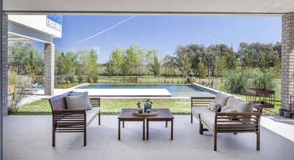 Patio moderno cubierto con pileta y vista al campo — proyecto Casa MA, por Estudio GR, en City Bell
