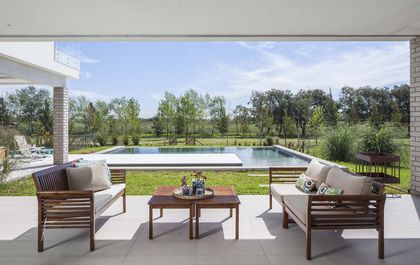 Patio moderno con piscina y muebles de madera — proyecto Casa MA, por Estudio GR, en City Bell