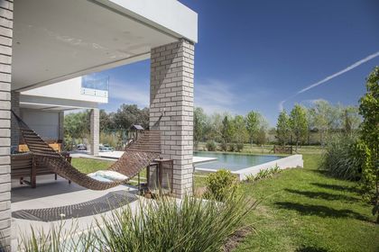 Patio moderno con pileta, pérgola y hamaca — proyecto Casa MA, por Estudio GR, en City Bell