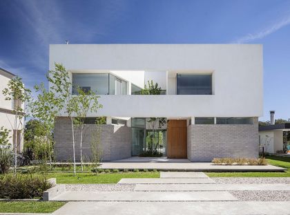 fachada moderna de casa con ladrillo y vidrio — proyecto Casa MA, por Estudio GR, en City Bell