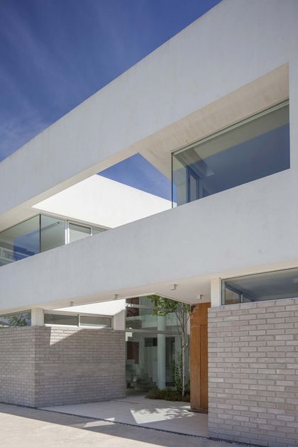 fachada moderna minimalista con ladrillo y amplias ventanas — proyecto Casa MA, por Estudio GR, en City Bell