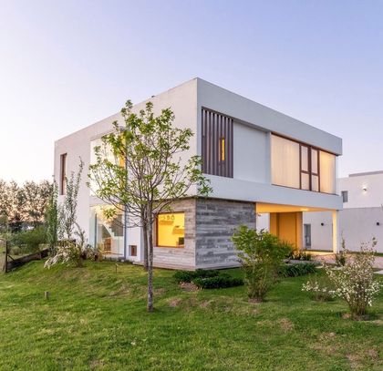 Fachada moderna de casa con amplios ventanales y detalles de hormigón — proyecto Casa ME, por Estudio GR, en City Bell