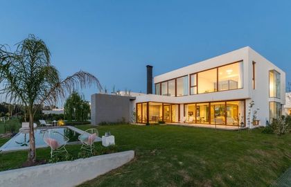 Fachada moderna con piscina y áreas exteriores amplias — proyecto Casa ME, por Estudio GR, en City Bell